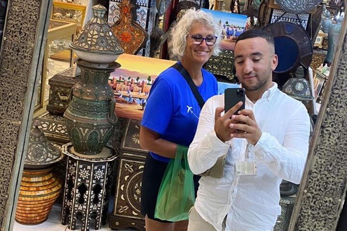 Mees ja naine teevad poe ees pilti