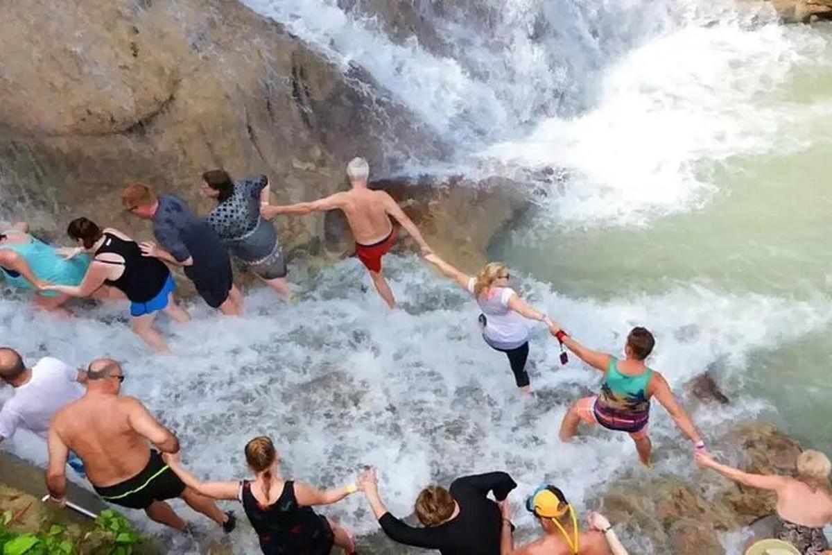 eine Gruppe von Menschen, die in einen Wasserfall springen