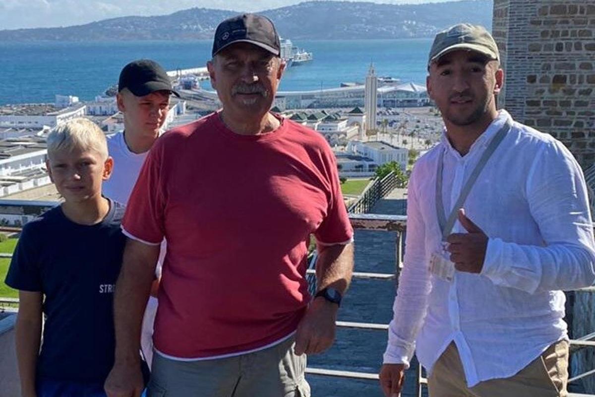 grupp mehi seisab hoone katusel