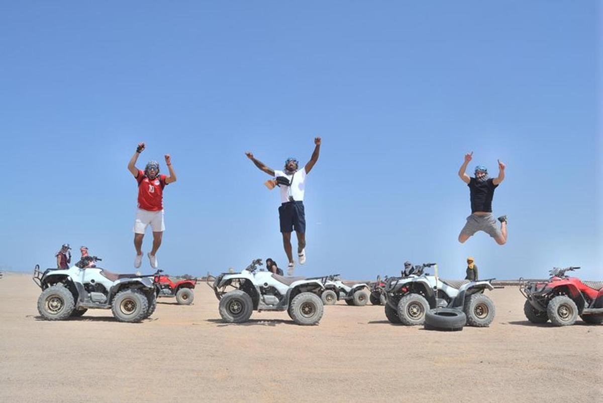 un gruppo di persone che saltano in aria sopra veicoli ATV