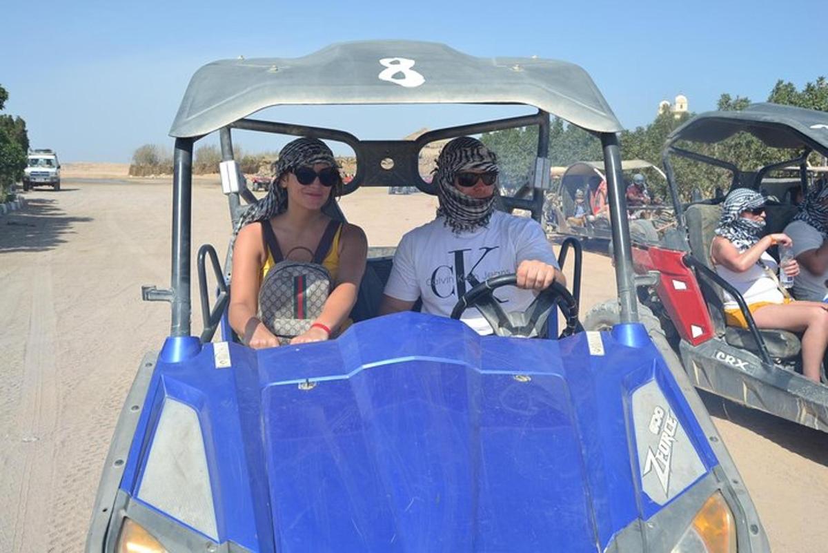 un uomo e una donna a bordo di un golf cart
