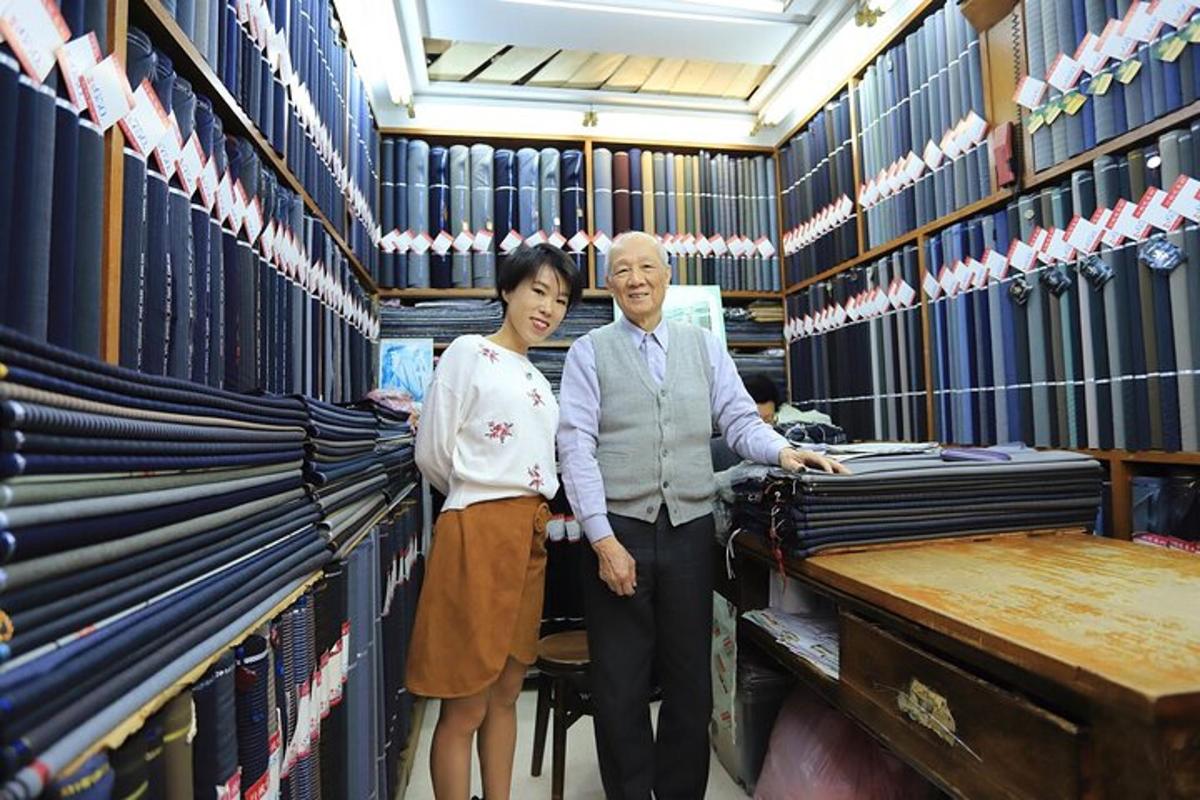 un uomo e una donna in piedi in una biblioteca
