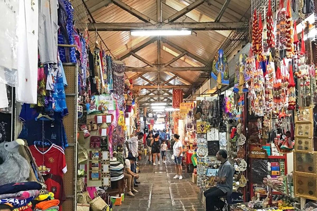 un mercato con un gruppo di persone che camminano in un negozio