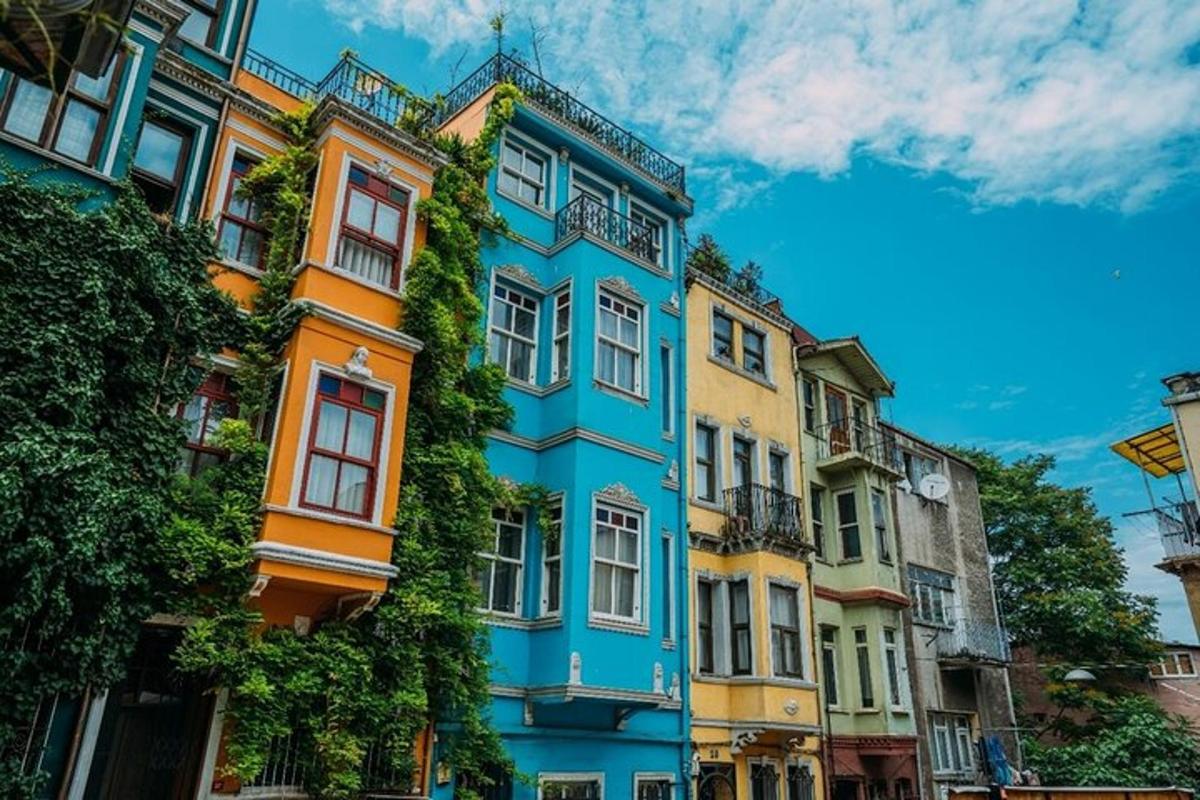 một tòa nhà màu xanh có cây thường xuân ở bên hông