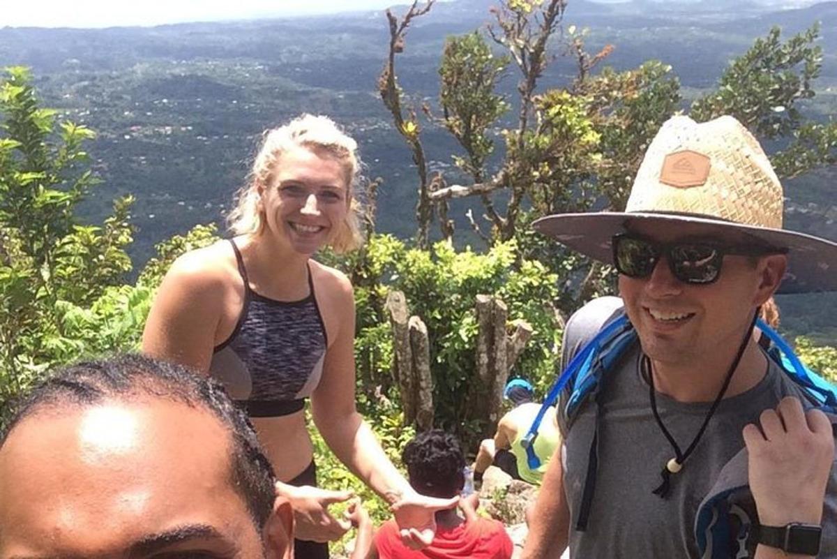 karl og kona standa á fjallstindi