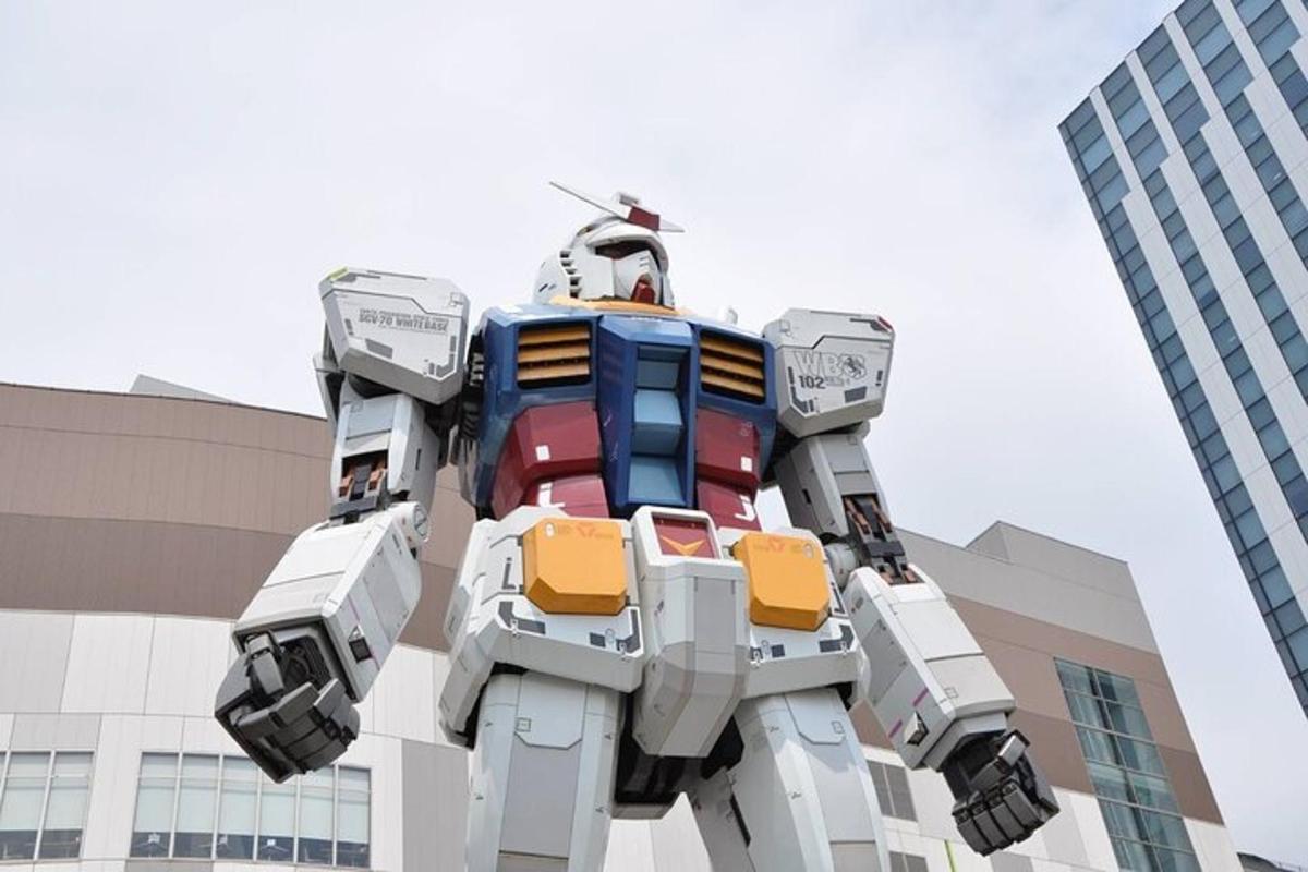Socha z lega optimus prime před budovou