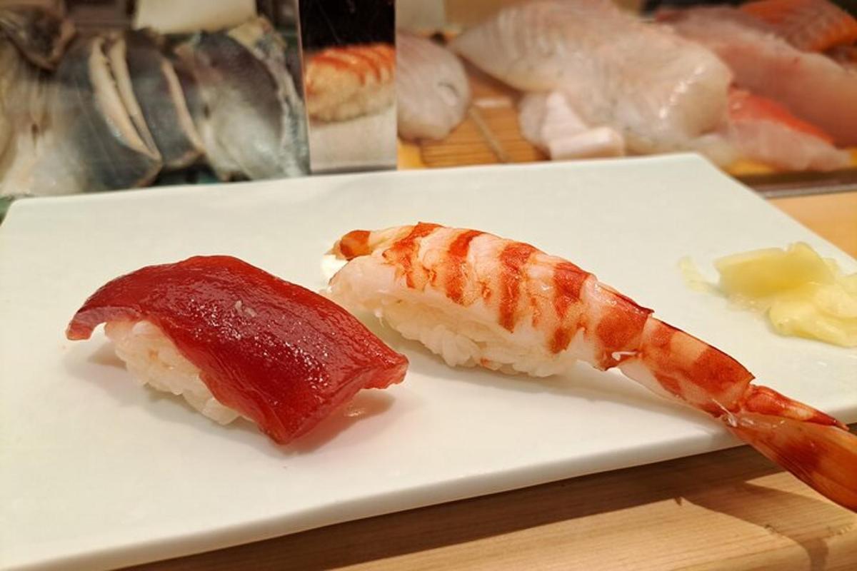 dva kusy sushi na bílém talíři