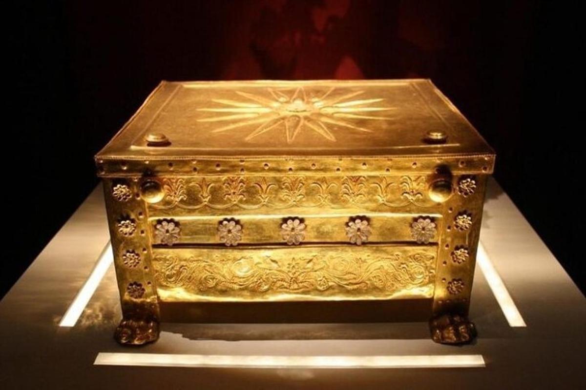 una scatola d'oro appoggiata su un tavolo in una stanza