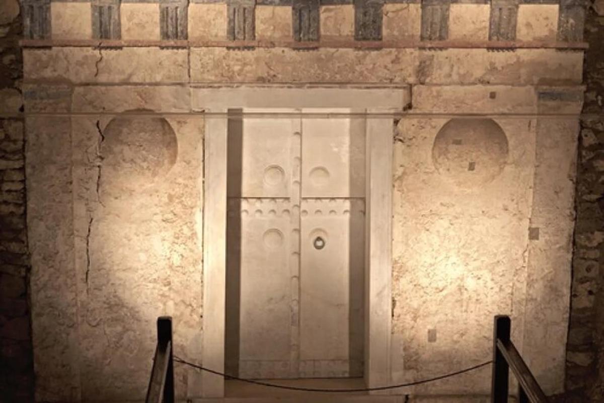 un paio di porte in un edificio in pietra