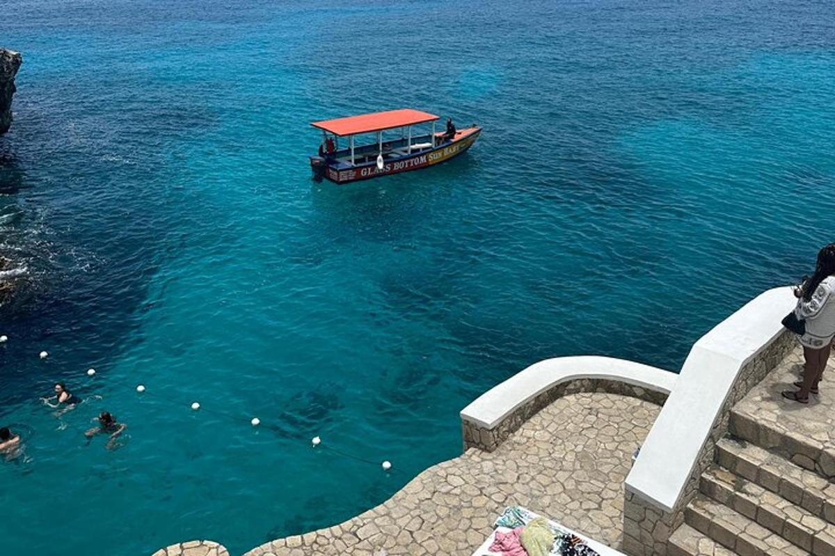 una barca in acqua con persone che nuotano dentro