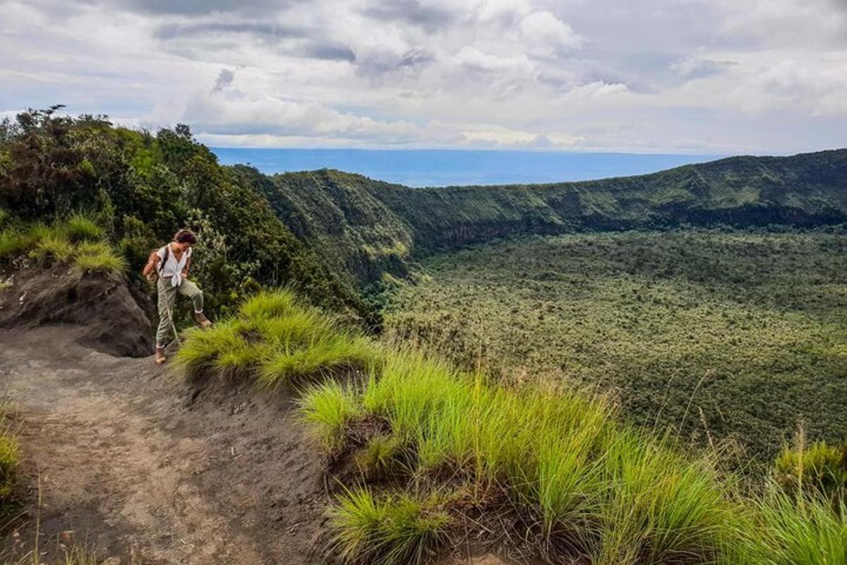 un homme marchant sur un sentier de terre dans les montagnes