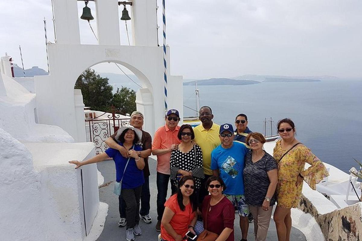 un grup de persones posant per a una foto davant d'un edifici