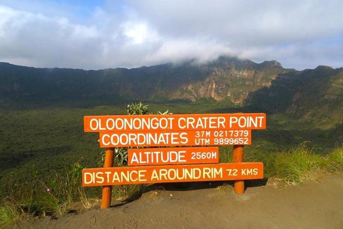 un panneau sur le bord d'un chemin de terre