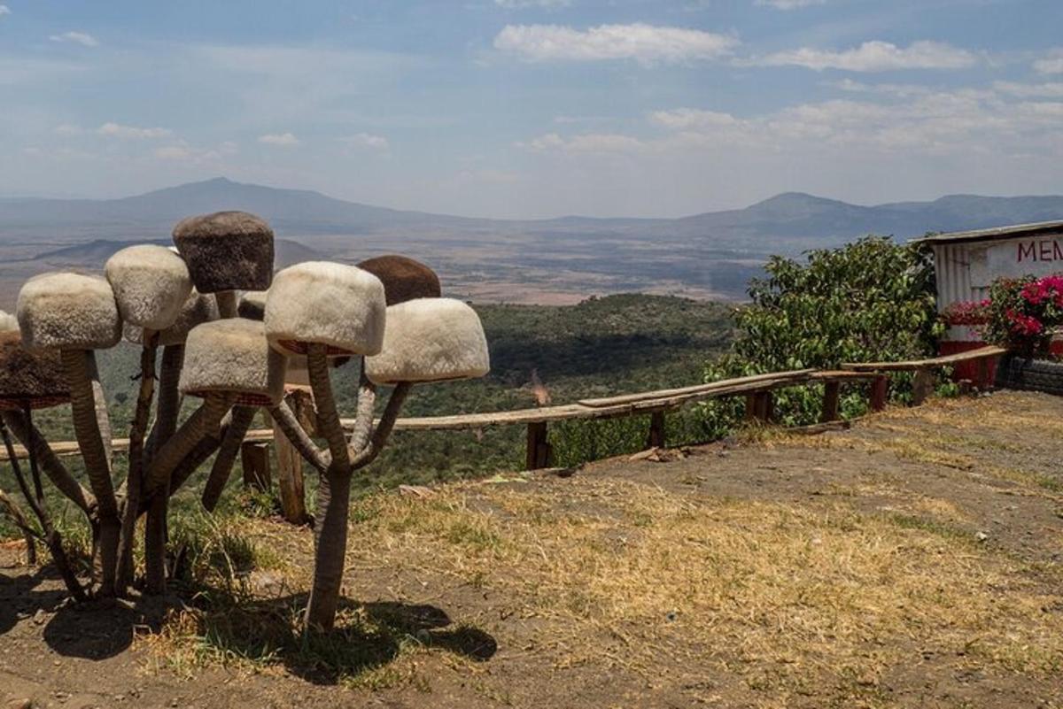 un groupe de statues de moutons assis au sommet d'une colline