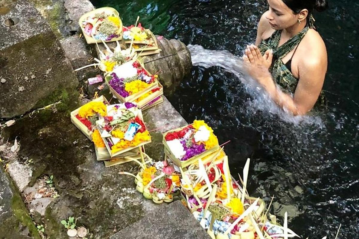 una donna in piedi nell'acqua accanto a un gruppo di cibo in una fontana