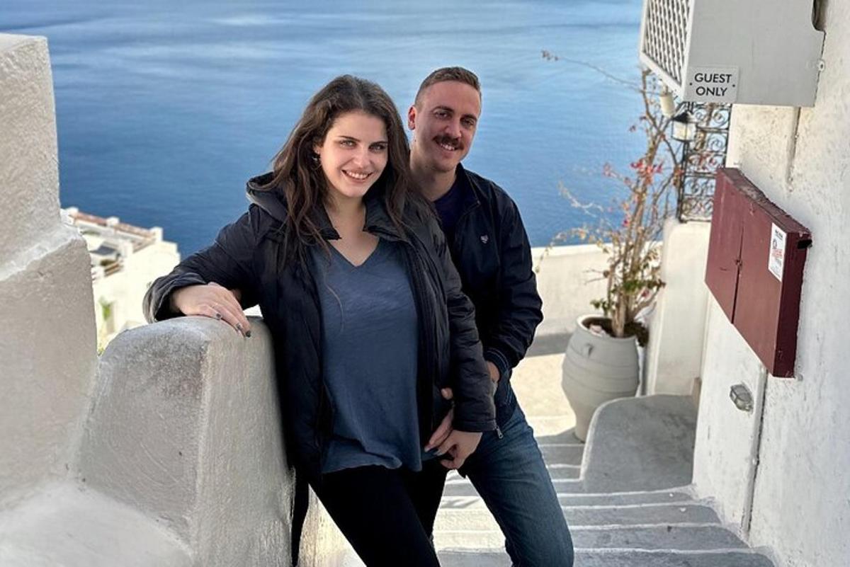un uomo e una donna in piedi accanto a un muro