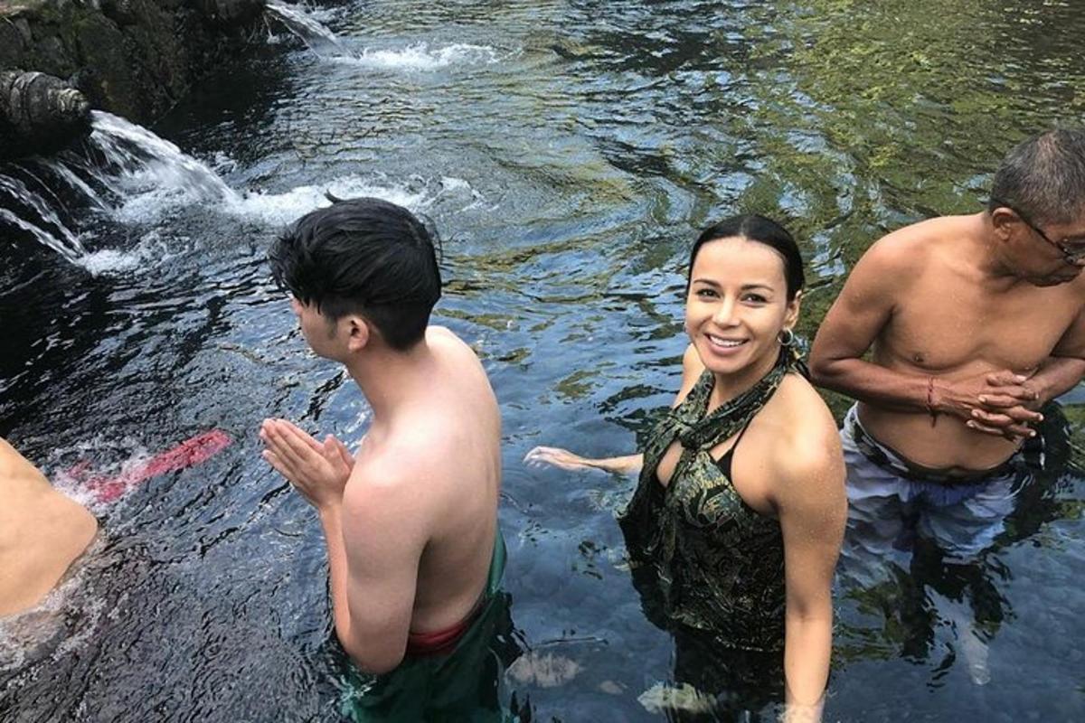 un gruppo di persone in piedi nell'acqua