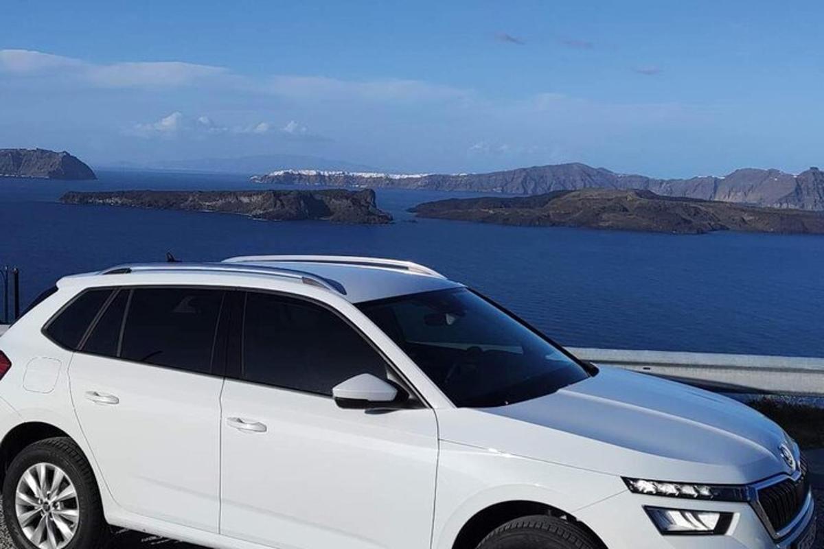 un'auto bianca parcheggiata accanto a uno specchio d'acqua