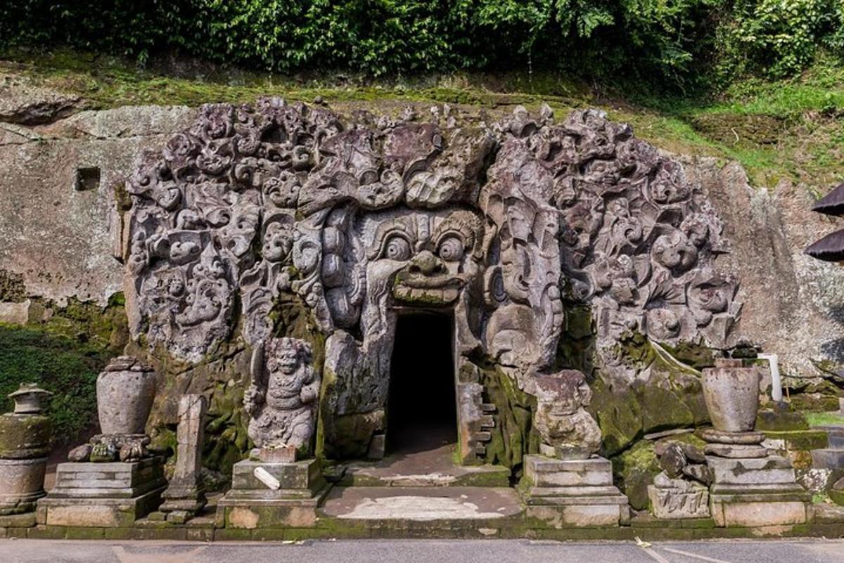 un edificio in pietra con facce sui lati