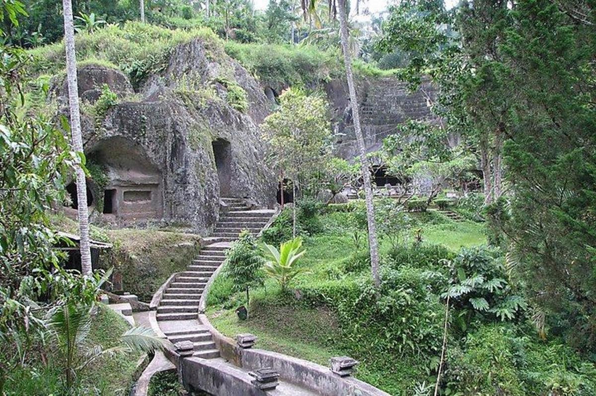 una serie di scale che portano a un edificio in una foresta