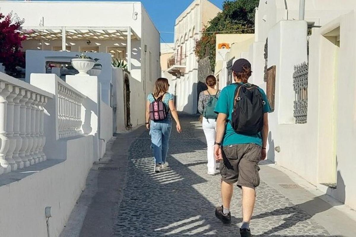 un gruppo di persone che camminano lungo una strada