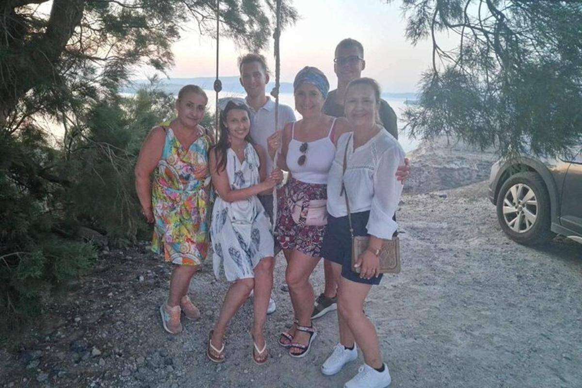 un gruppo di persone che posano per una foto