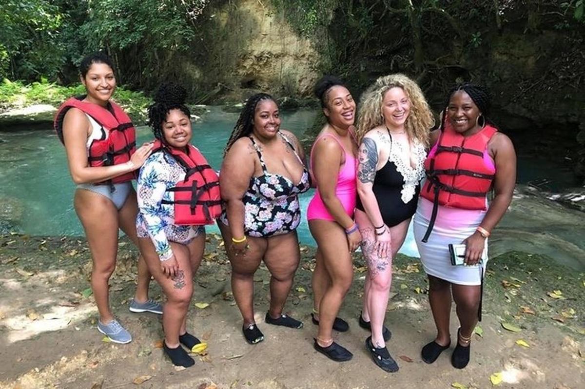 um grupo de mulheres em pé em frente a um rio