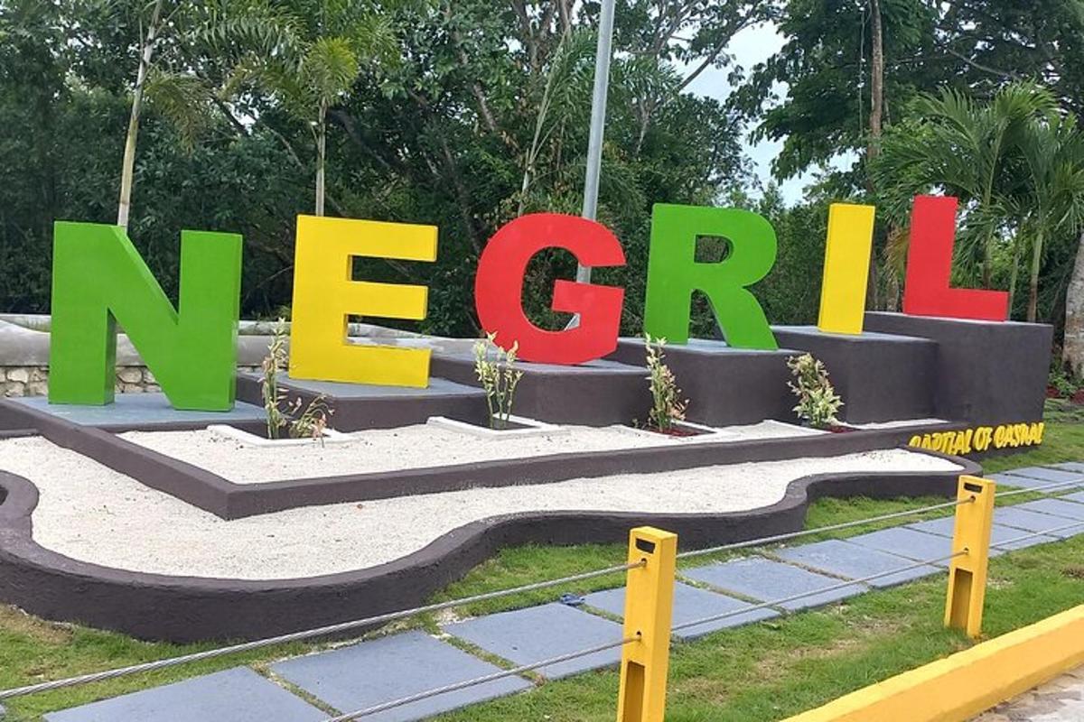 tanda besar dengan jalur skateboard di taman