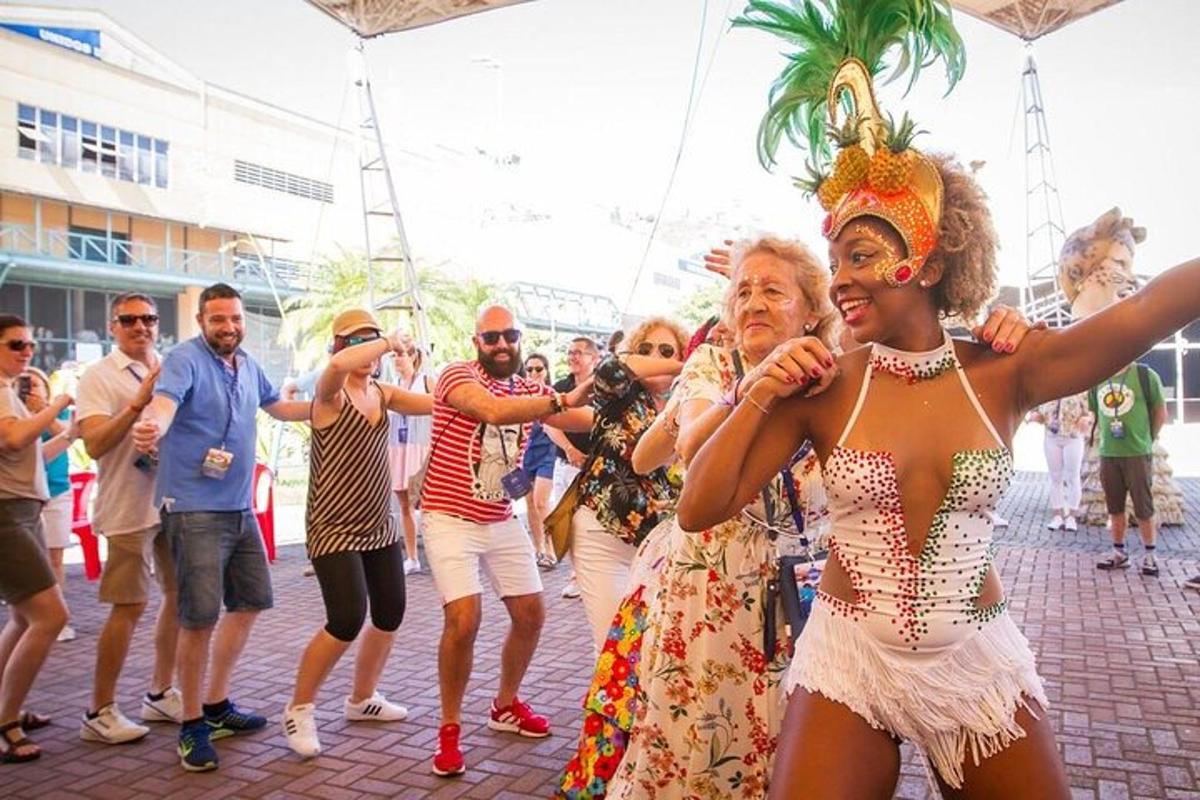 un gruppo di persone che ballano a un festival