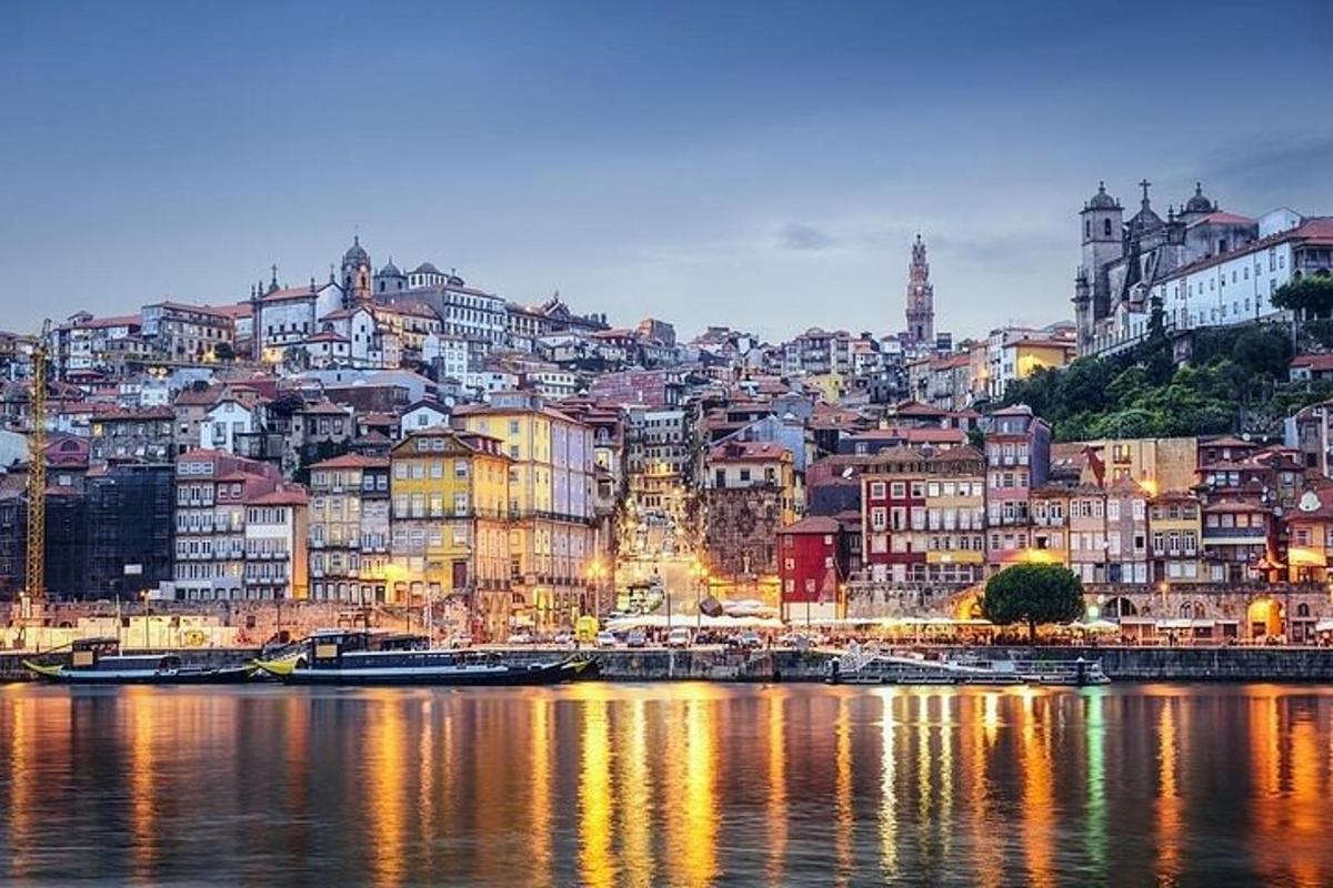 uma vista de uma cidade da água à noite