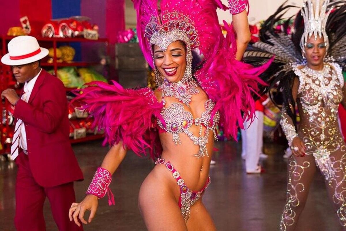 una donna in costume rosa e un uomo