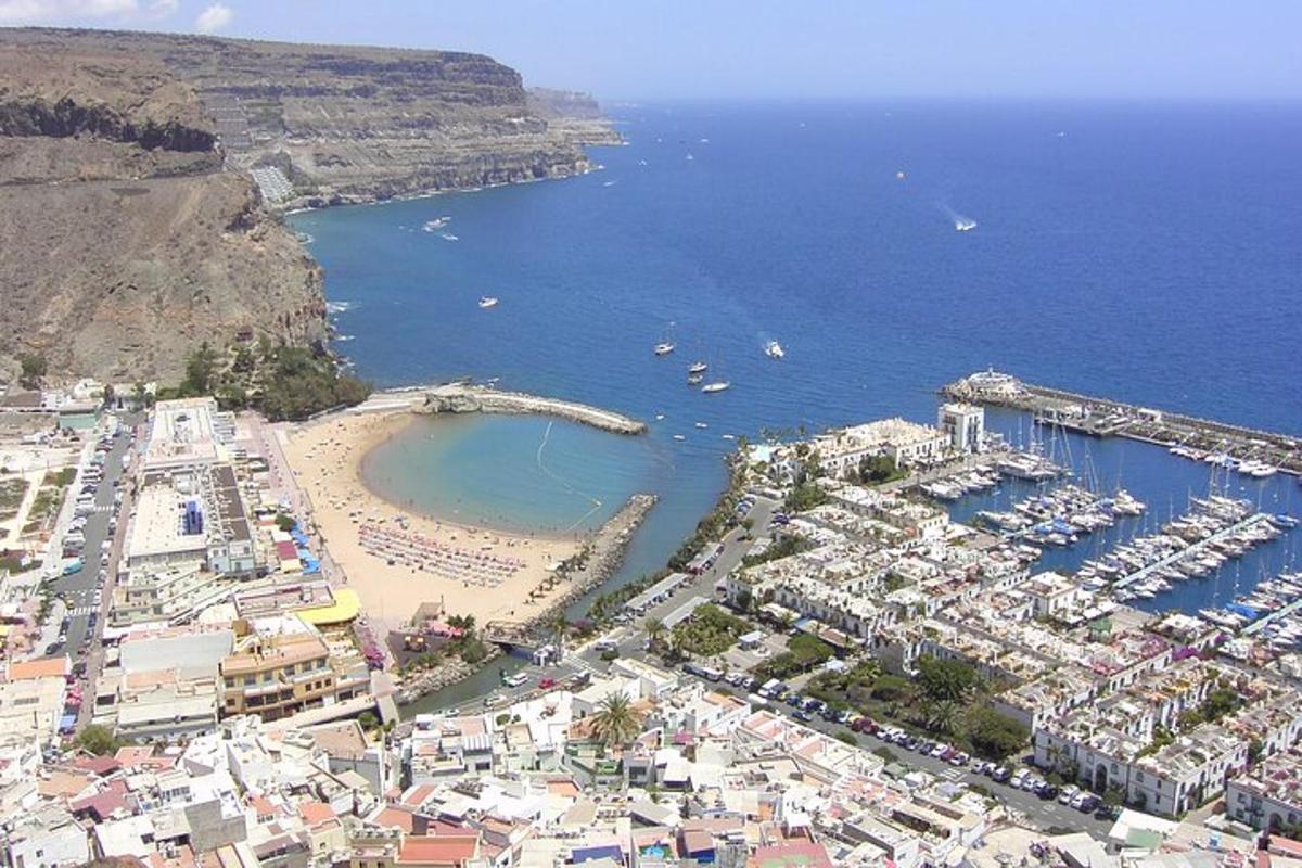 vista aèria d'un port i una platja amb vaixells