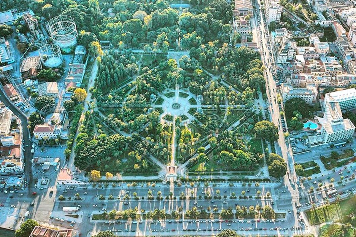 Поглед из ваздуха на забавни парк са ролеркостером
