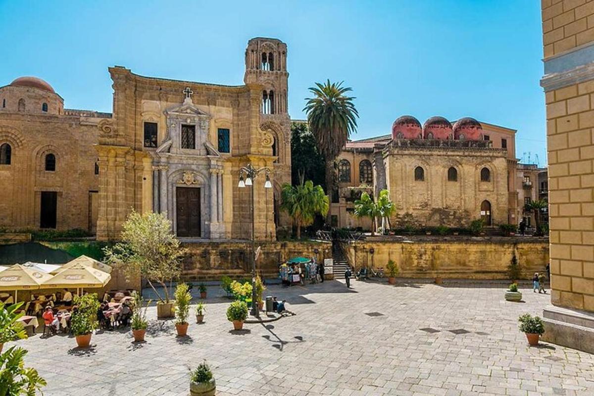 ένα παλιό κτίριο με αυλή μπροστά του