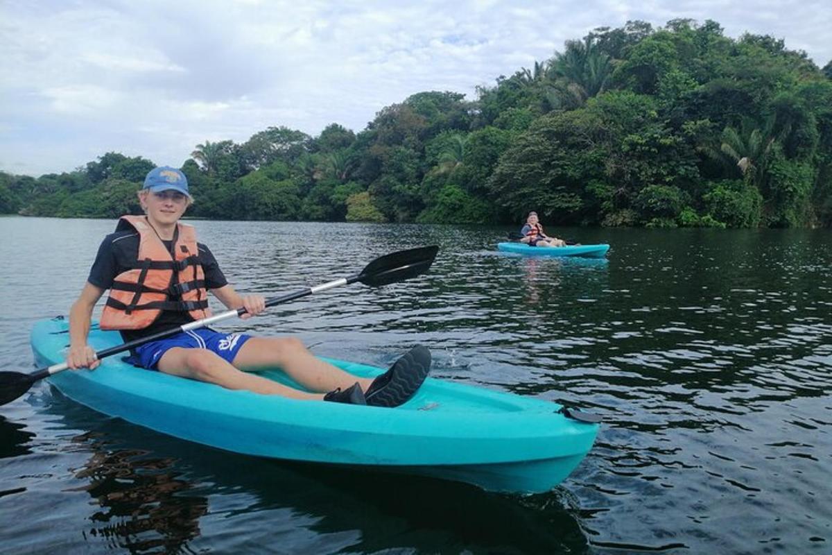 una donna in un kayak blu su un lago