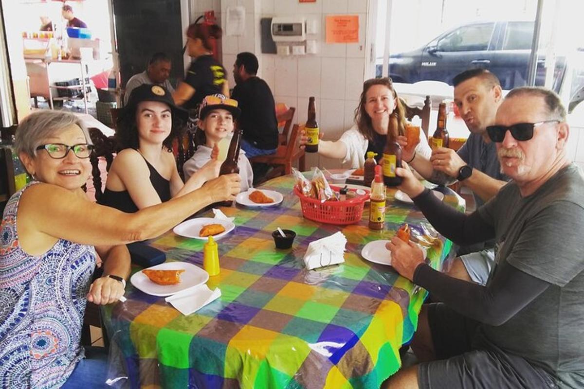 un grup de oameni așezați în jurul unei mese cu băuturi