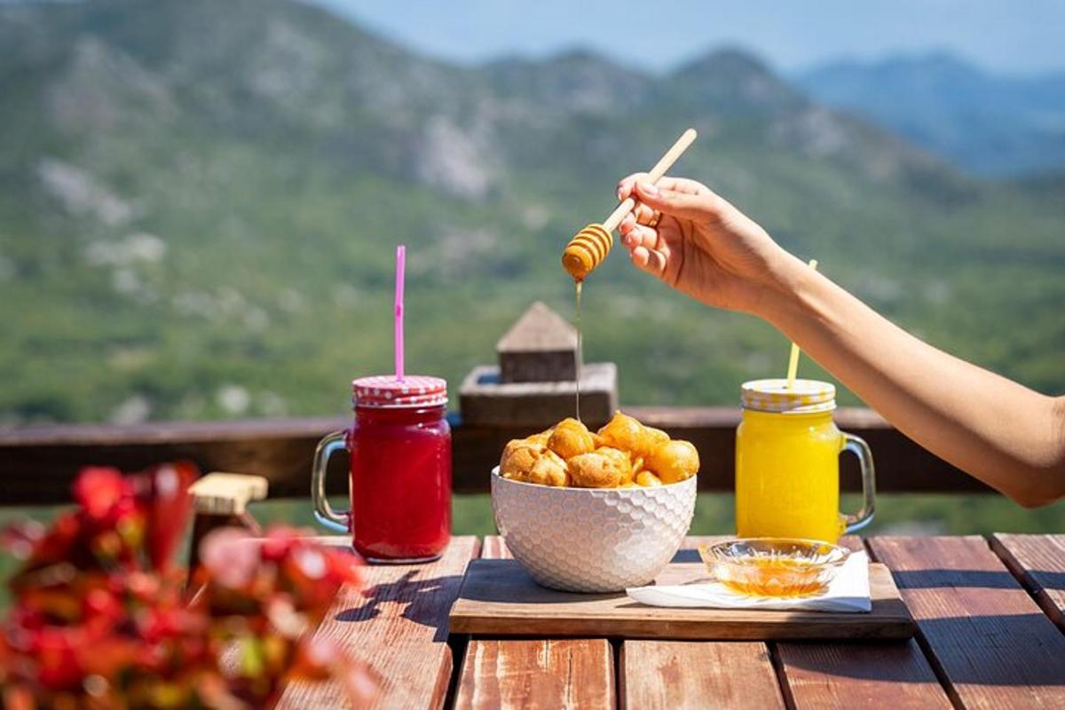 una mujer sentada en una mesa con un tazón de comida