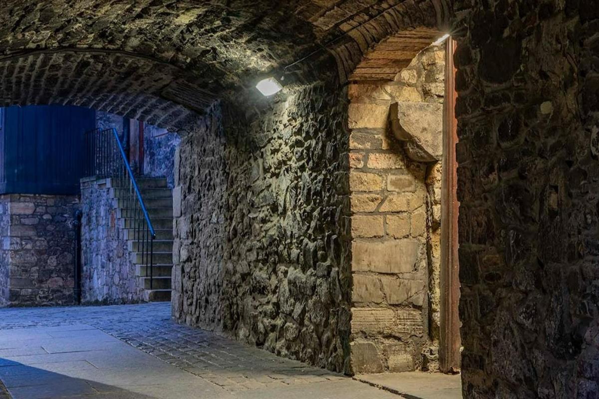 kamenný tunel s cihlovou zdí a obloukem