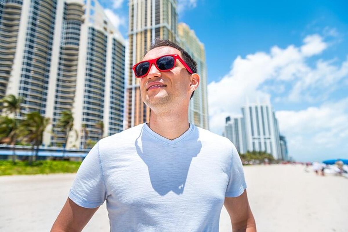 Un hombre con gafas de sol de pie en la playa