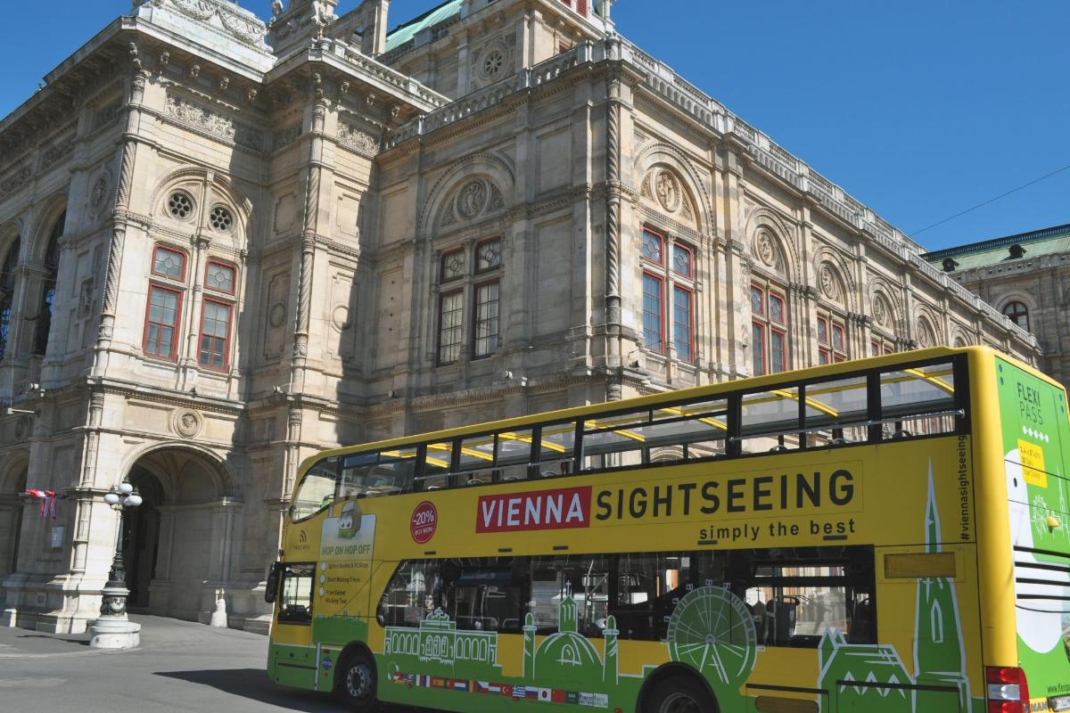 žlutý dvoupatrový autobus zaparkovaný před budovou