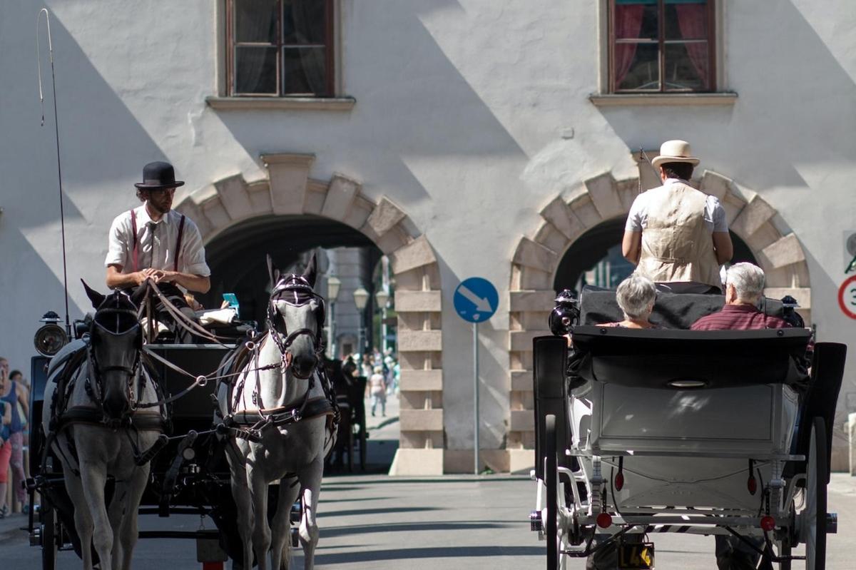 eine Gruppe von Menschen, die in einer Pferdekutsche fahren