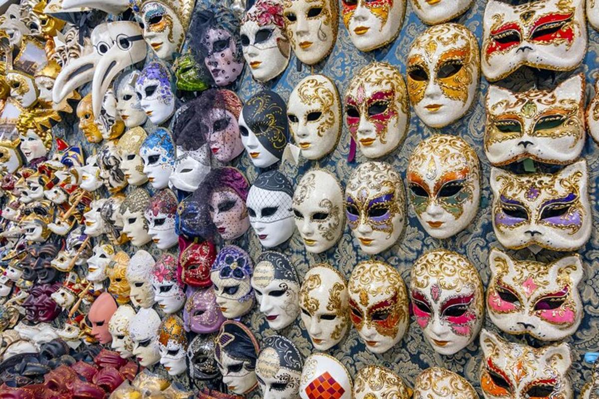 kup mask, ki visijo na steni