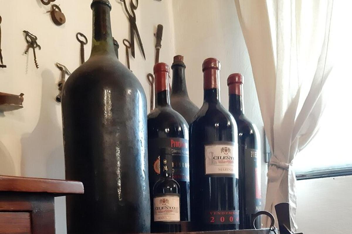 egy csoport borosüveg ül az asztalon