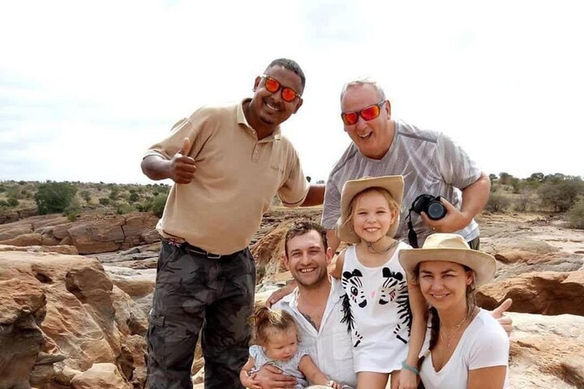 un gruppo di persone che posano per una foto