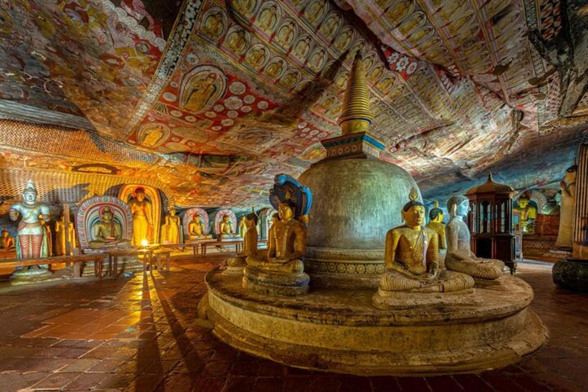 une pièce avec des statues dans une grande pièce avec un plafond