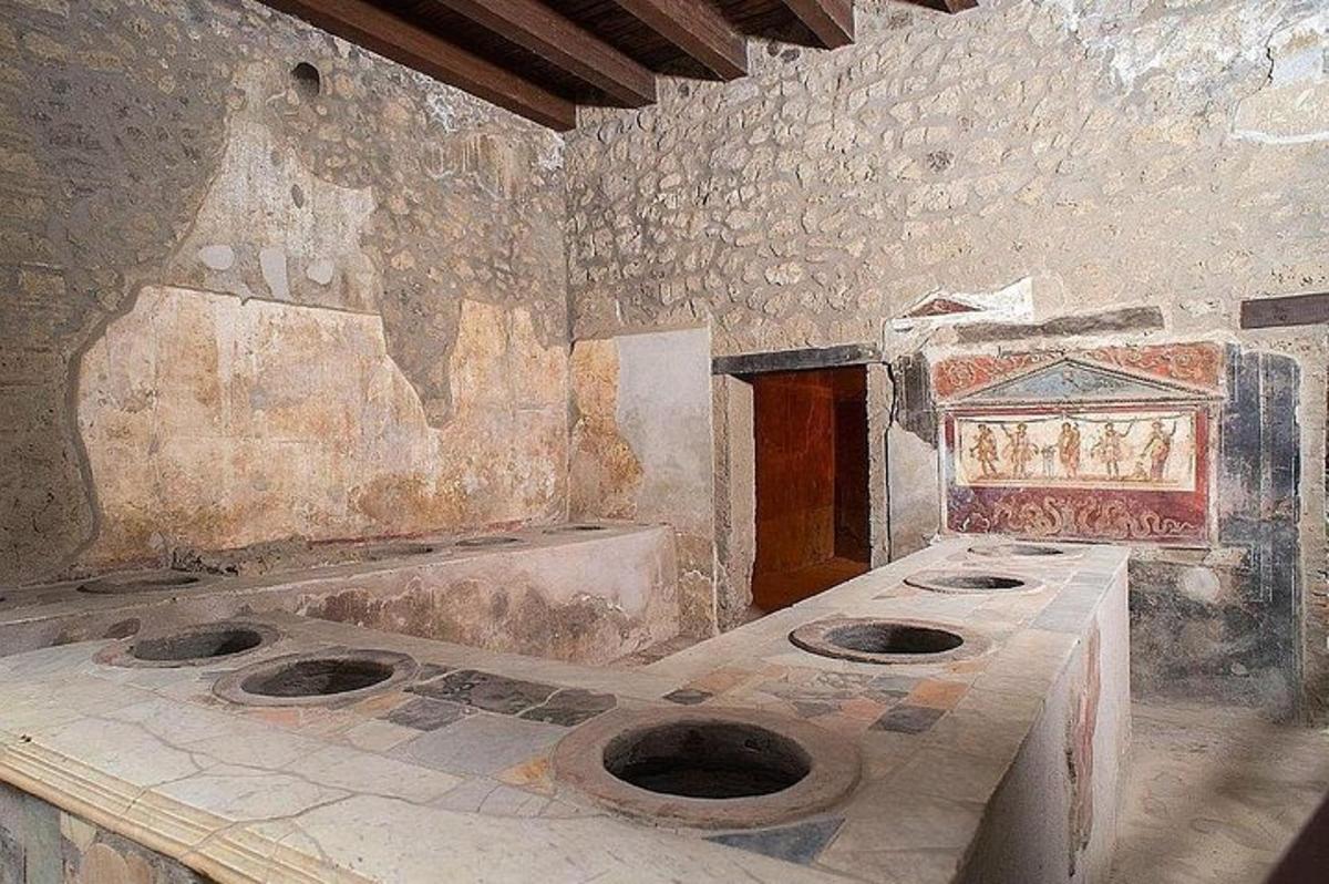 una stanza in pietra con tre bagni in una stanza