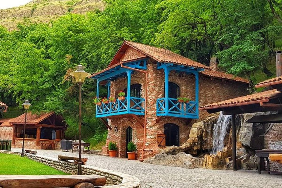 budova s modrým balkónom a vodopádom