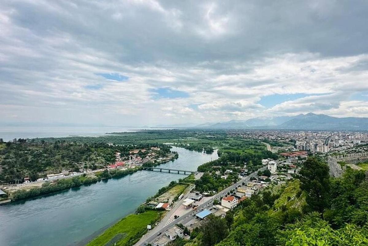 pogled na reko z mestom