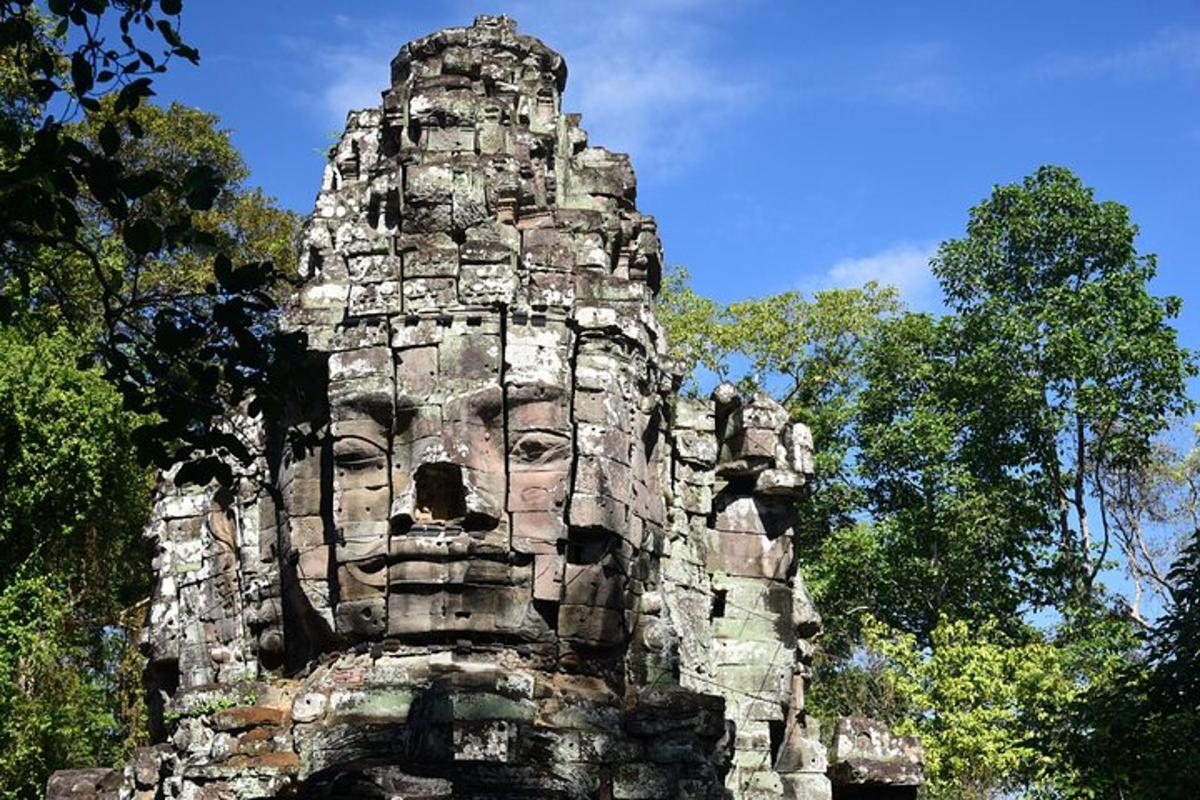 Un edificio de piedra con una cara en él