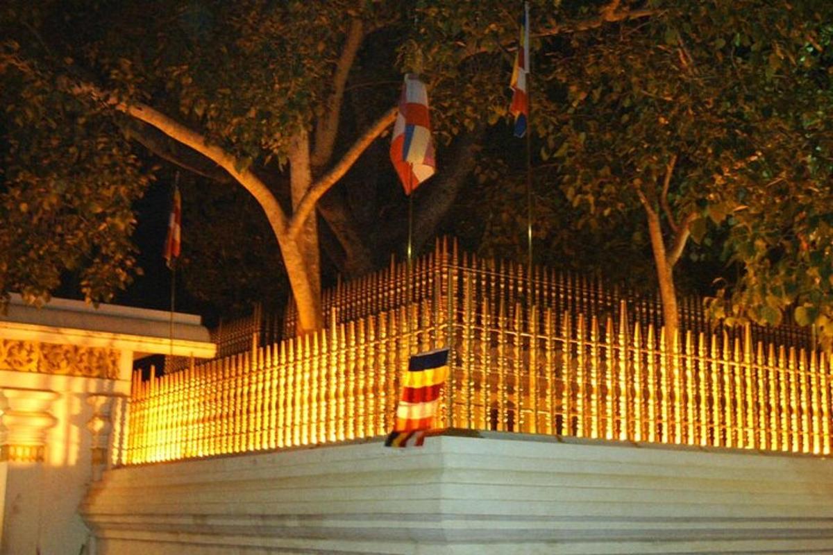 Una valla con banderas encima por la noche